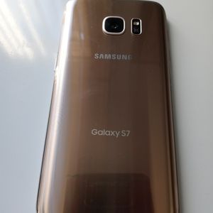 Gold Samsung Galaxy S7